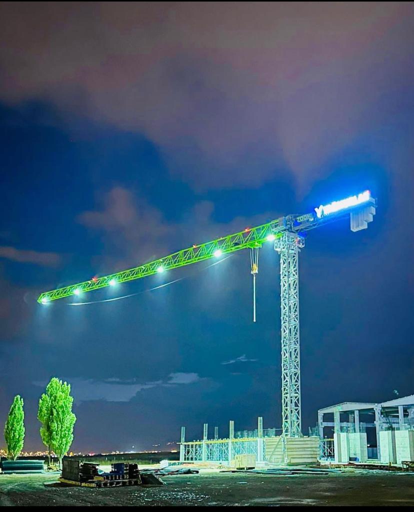 Gece aydınlatılmış Zirve Vinç kule vinci